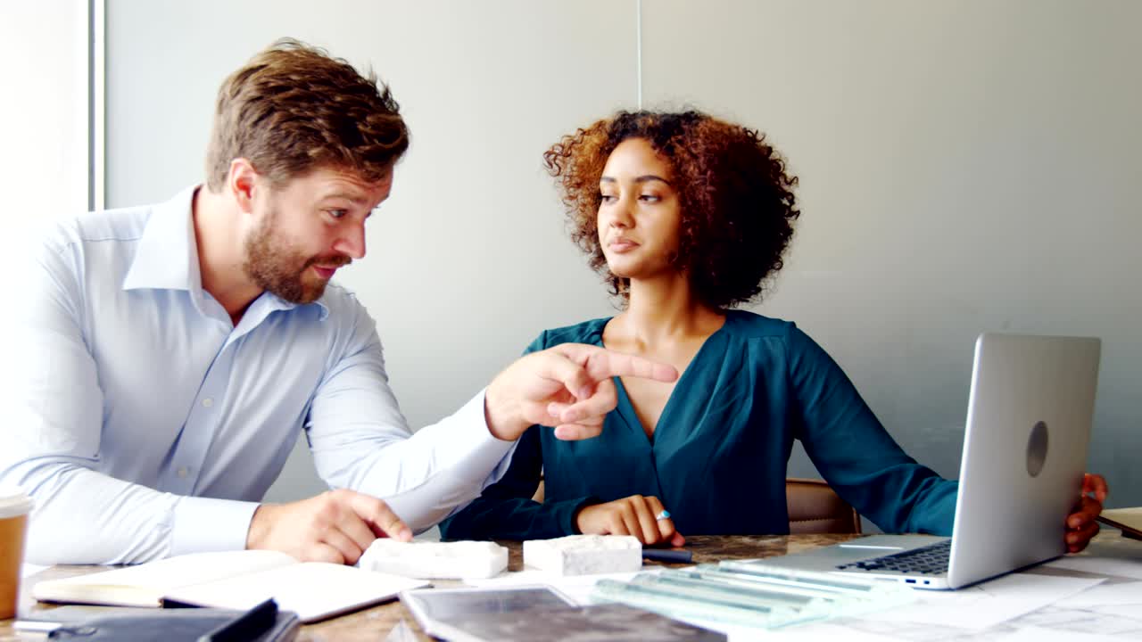 arquitectos teniendo una discusión sobre la computadora portátil en el escritorio 4k