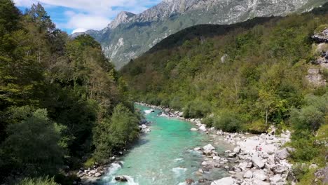 eslovenia, río turquesa con bosque y montaña