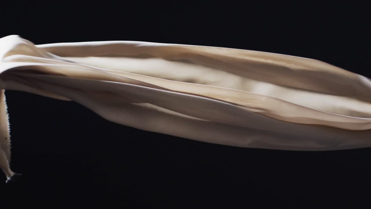 animación de tejido blanco soplado con espacio de copia sobre fondo negro