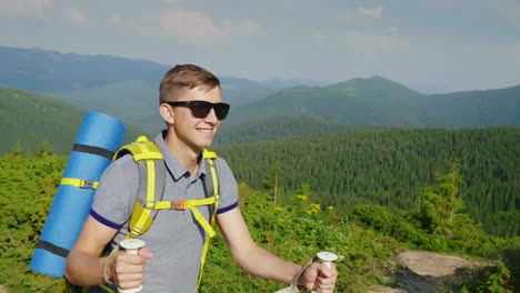 El-Turista-Disfruta-De-Caminatas-En-Las-Montañas,-Se-Acompaña-De-Pintorescas-Montañas-Cubiertas-De-F