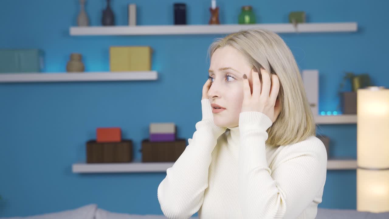 겁에 질린 여자가 손을 들어서 정지 표지판을 찍습니다.