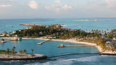 Resort-Laguna-Azul-Playa-De-Arena-Blanca-Paisaje-De-Maldivas-Al-Atardecer-Sobre-Las-Villas-De-Agua