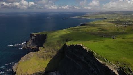 Pájaros-Marinos-Volando-Y-Anidando-En-Los-Acantilados-De-Moher,-Irlanda,-Revelación-Del-Paisaje-Aéreo