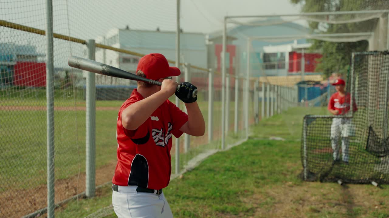 Giocatori di baseball che si allenano sul campo
