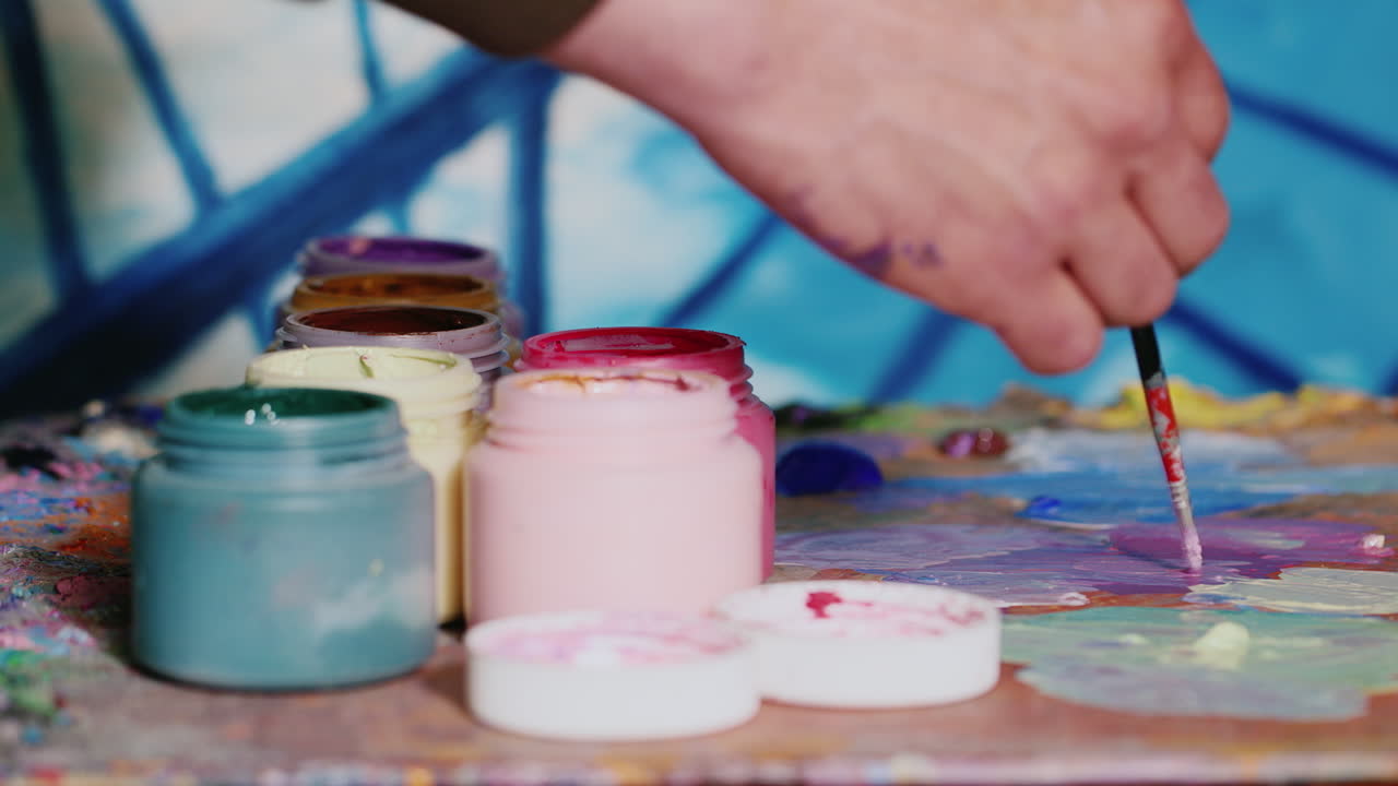 artista pintor a mano mezcla pintura cerca se encuentra un frasco de pintura