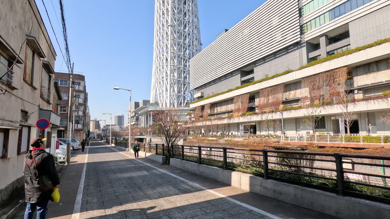 높은 건물을 가진 도시 풍경을 걸어다니는 것.