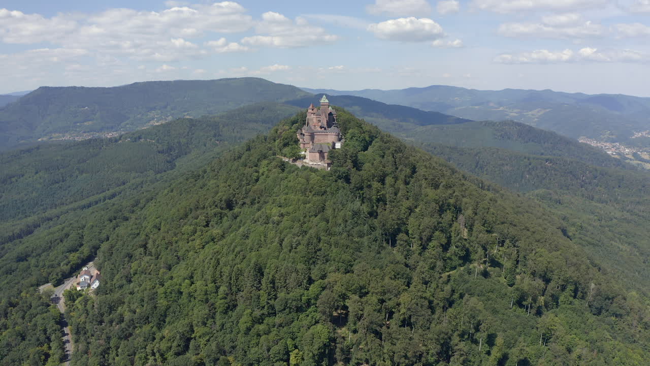 acercándose a la toma aérea de un castillo medieval renovado en la región de alsacia en francia