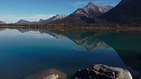 Lago-Orilla-Montañas-Día-Soleado