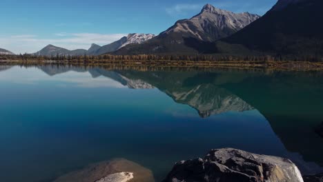 lago orilla montañas día soleado