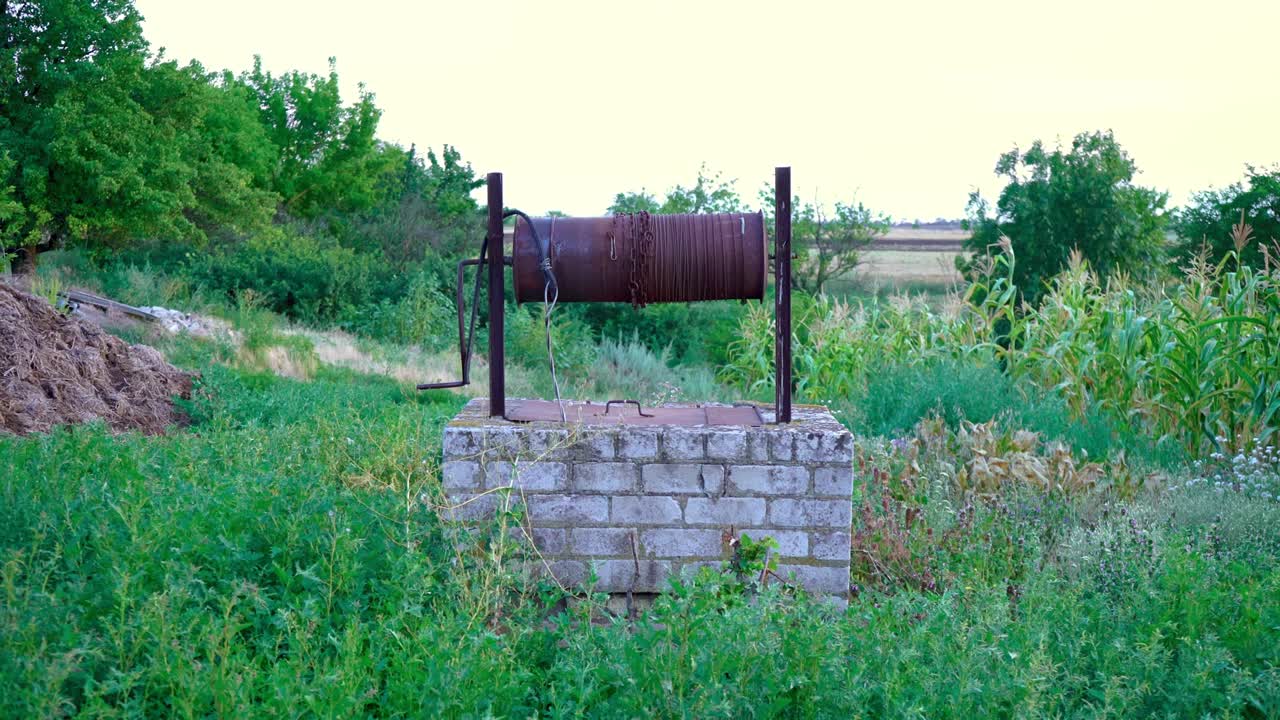 старый водяной колодец на сельской ферме