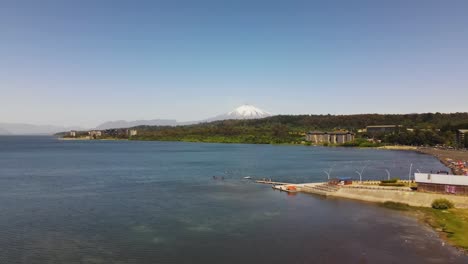 toma aerea del lago y volcan villarica