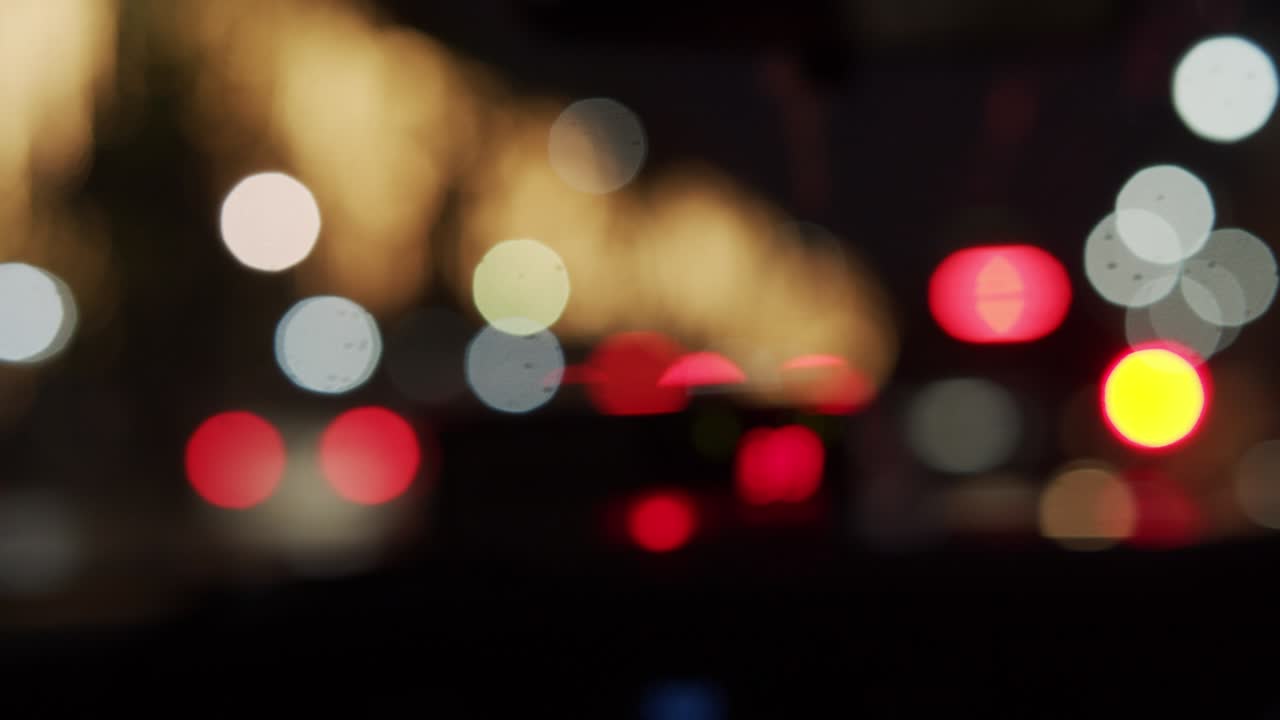 resumen borroso de la luz del coche en la carretera de tráfico de la noche