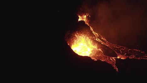 flujo de lava por la noche