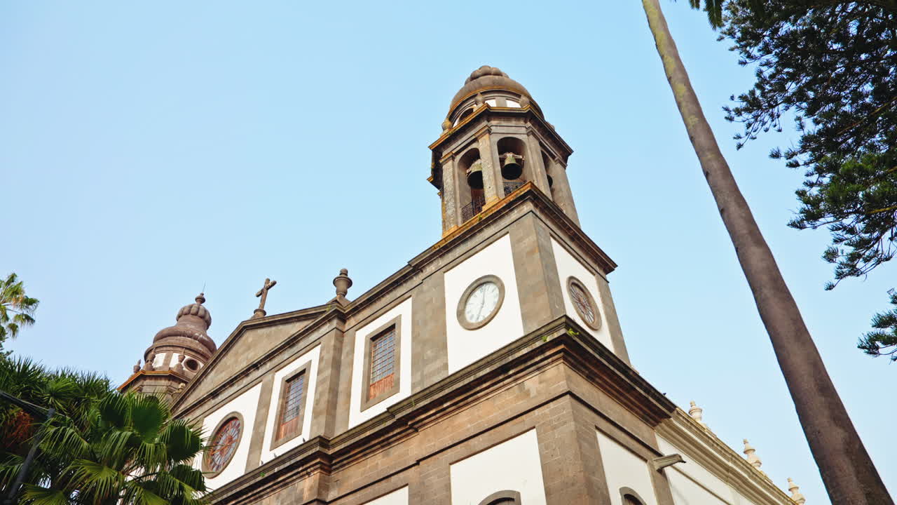 스페인 카나리아 제도 테네리페 산타 크루즈에 있는 유명한 성 크리스토발 데 라 라구나 성당 외에서 찍은 클로즈업 사진.