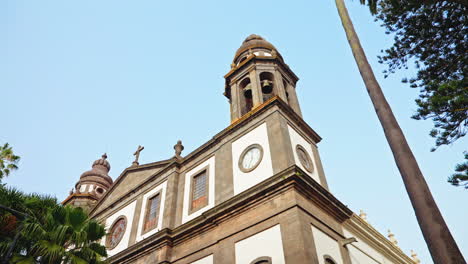 fotografía de cerca desde el exterior de la famosa iglesia de san cristóbal de la laguna en santa cruz de tenerife, islas canarias, españa.