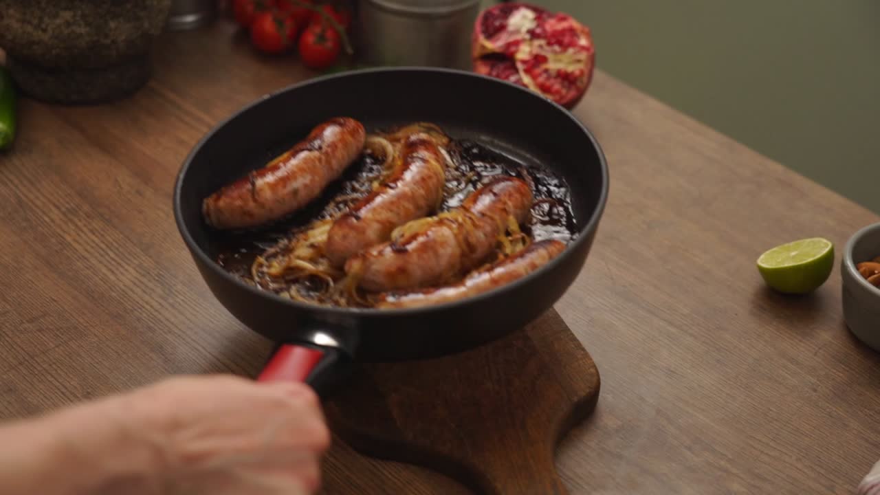 la mano de la cosecha poniendo la sartén en la tabla de corte de madera
