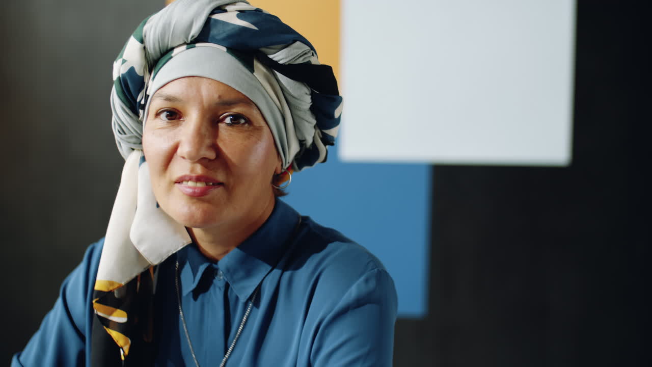 스튜디오에서 포즈를 취하는 성숙한 무슬림 여성