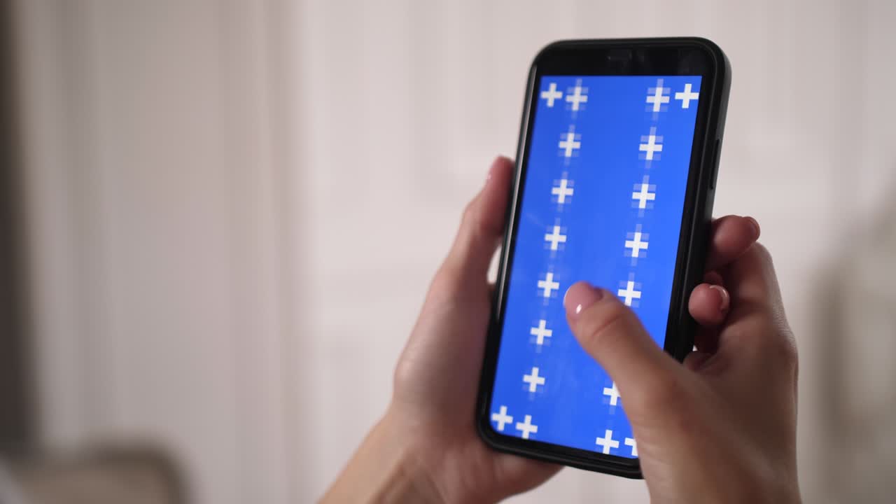 la pantalla del teléfono inteligente de la llave de croma azul se desliza, desplazándose arriba y abajo con los dedos.