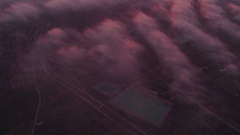 Muy-Por-Encima-De-Las-Nubes-Que-Revelan-Un-Colorido-Amanecer,-Sol-En-El-Horizonte,-Antena