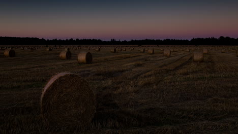 Rollos-De-Heno-Durante-El-Lapso-De-Tiempo-Del-Atardecer