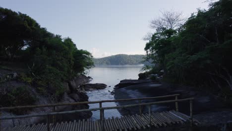 Vista-Aérea-Baja-Sobre-Un-Pequeño-Puente-Entre-Islas-Rocosas-En-Costa-Verde,-Brasil