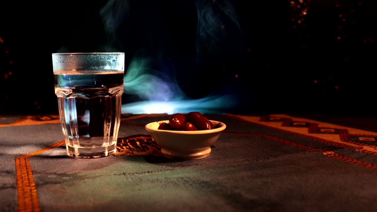 이프타르는 저녁 식사입니다. 장식의 슬라이더 뷰 라마단 카림 휴일 축제 축하 카드, 무슬림의 거룩한 달 라마단의 카림에 대한 초대. 어두운 배경. 선택적 초점