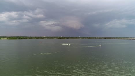 Video-Aéreo-De-Barcos-Navegando-En-El-Lago-Lewisville-En-Texas-Con-Una-Tormenta-Entrante