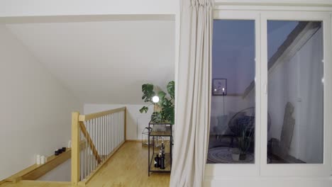 Bewegungsgesteuerte-Aufnahme-Des-Homestaging-Zimmers-Mit-Balkon