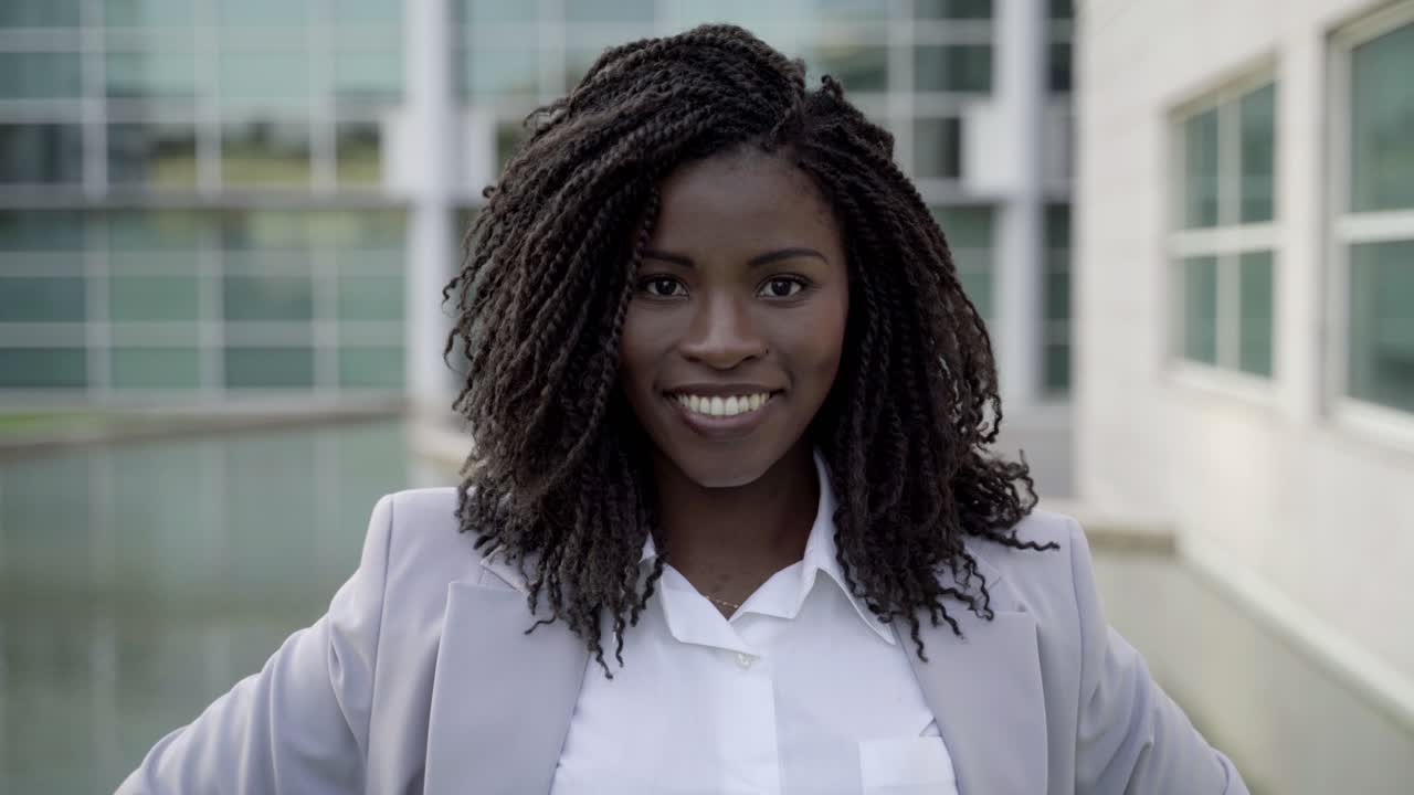 consultor de negocios confiado vestido con traje mirando a la cámara