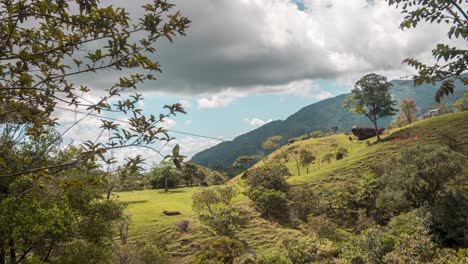 hermosa foto de lapso de tiempo de un paisaje verde con nubes que se mueven rápidamente en guatape, colombia