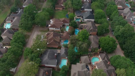 Aerial-view-of-affluent-homes-in-Houston,-Texas