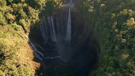 Vista-Aérea-Superior-De-La-Cascada-Turística-Tumpak-Sewu-O-Cien-Cascadas-En-La-Selva-De-Java-Oriental---Indonesia