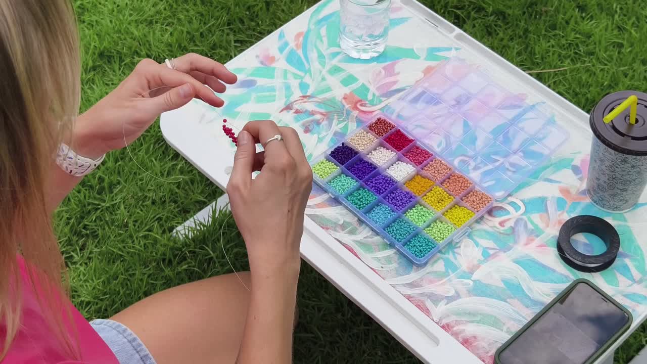 야외에서 구슬을 는 여자