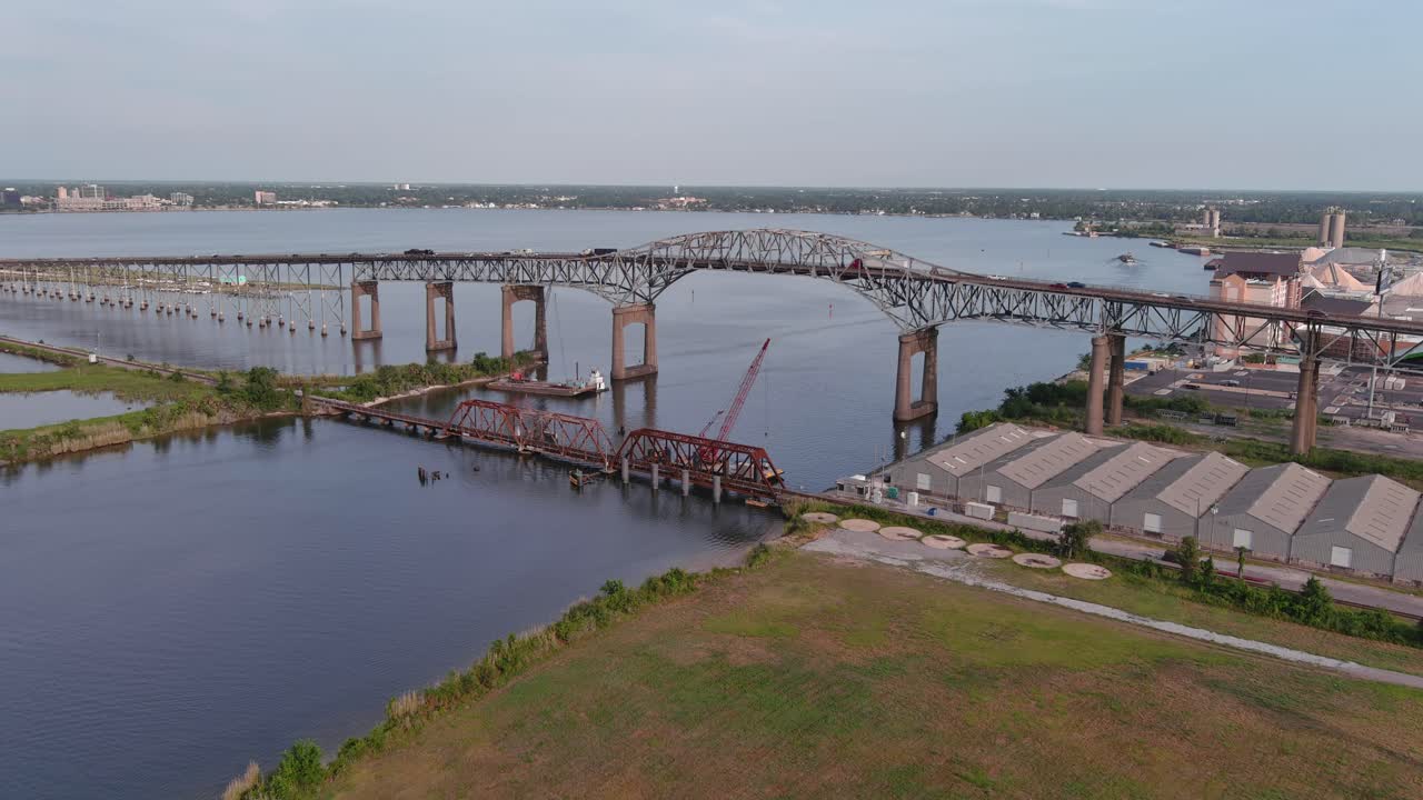 루이지애나주 레이크 찰스에 있는 칼카슈 강 다리 위를 여행하는 자동차의 공중