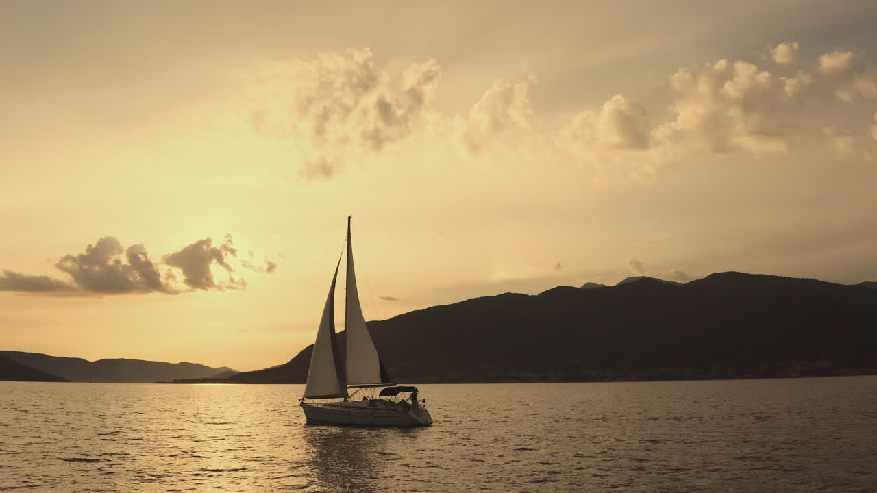 Barca a vela al tramonto