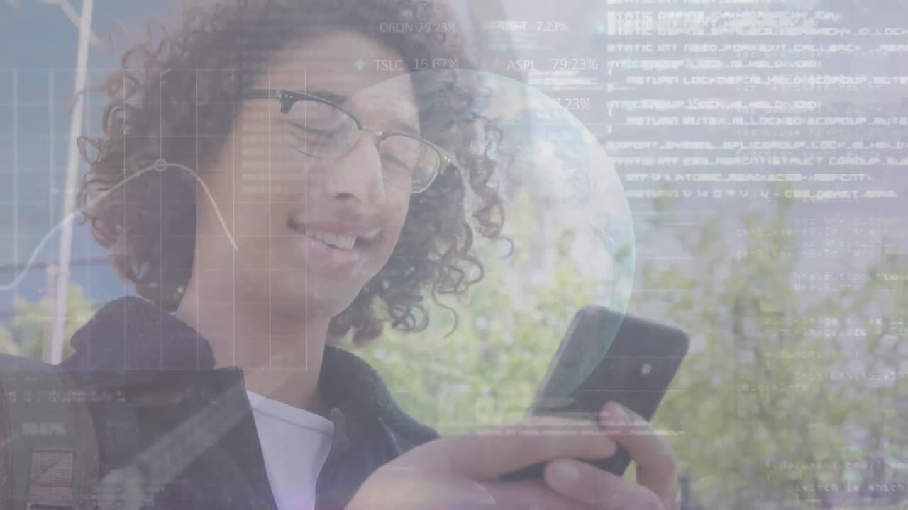 animación del globo y procesamiento de datos sobre un empresario biracial que usa un teléfono inteligente