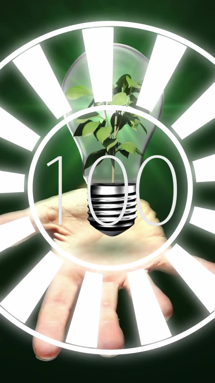 Video verticale: Mano che entra tenendo una lampadina, UI che conta 100 mentre una pianta cresce per la tecnologia verde