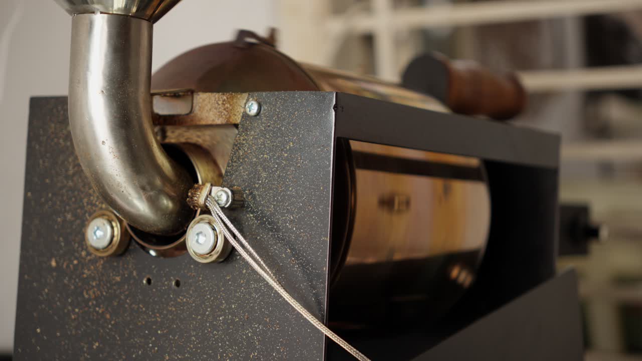 클로즈업  롤링 금속 기계 커피 콩 프로세스 바리스타 장비