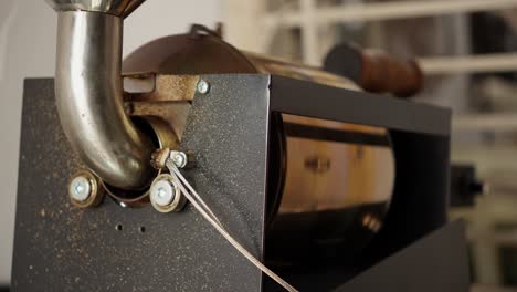máquina metálica de rodado de primer plano para el proceso de los granos de café equipo de barista