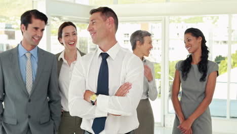 hombres de negocios felicitando a su colega