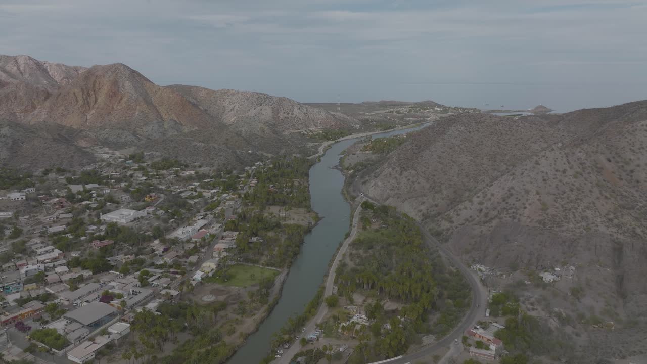 río a través de la ciudad de frontera comalapa en veracruz, méxico - vista aérea de drones