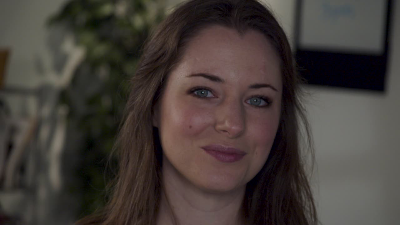 atractiva mujer de negocios mira hacia arriba y sonríe-2