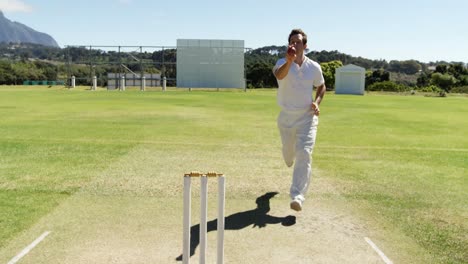 Bowler-Liefert-Ball-Während-Der-Trainingseinheit