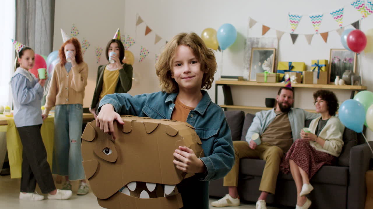 мальчик с головой динозавра