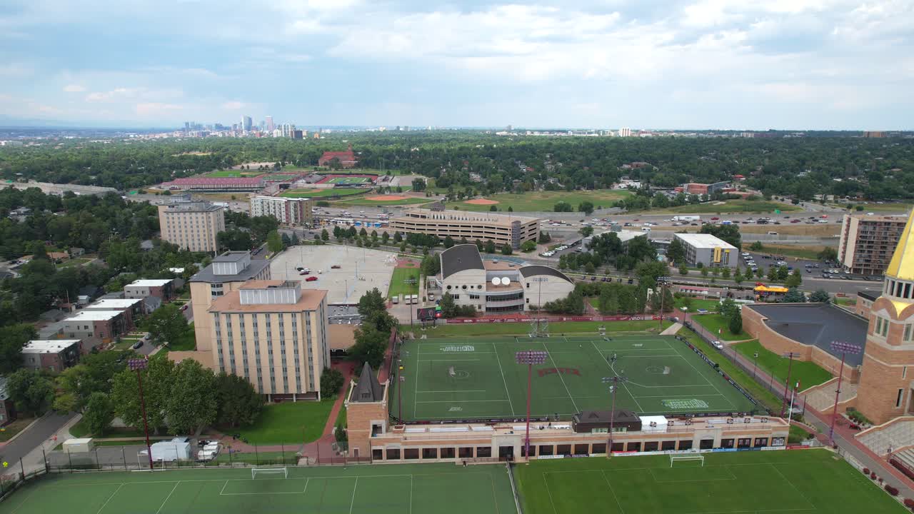 덴버 대학교의 스포츠 경기장과 학생 주택의 항공 드론 비디오 미국 대학 캠퍼스