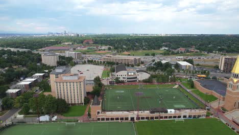 video aéreo de aviones no tripulados de campos deportivos y viviendas estudiantiles en la universidad de denver en el campus de la universidad estadounidense