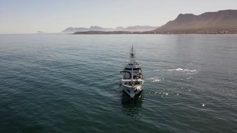 Embarcación-A-Motor-Operando-Frente-A-La-Costa-En-Un-Día-Tranquilo.