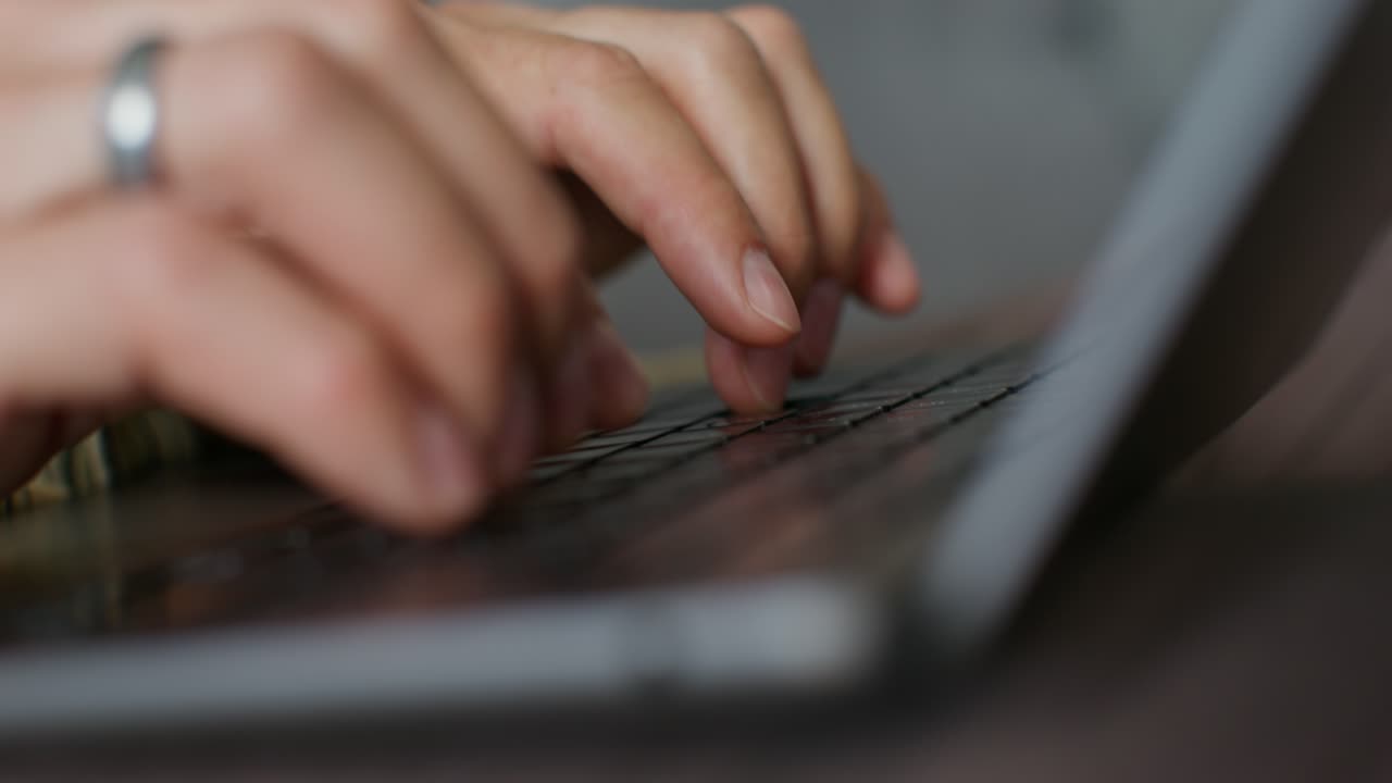 persona escribiendo en una computadora portátil