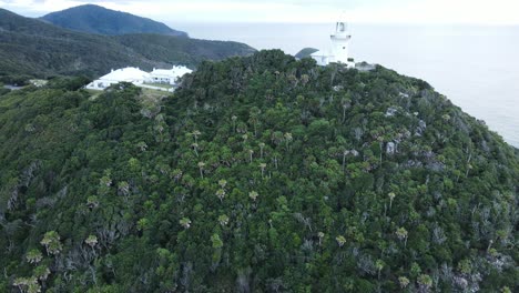 Faro-único-Y-Revelador-Y-Cabañas-Encaramadas-En-Un-Promontorio-Estrecho-Con-Un-Telón-De-Fondo-Escénico