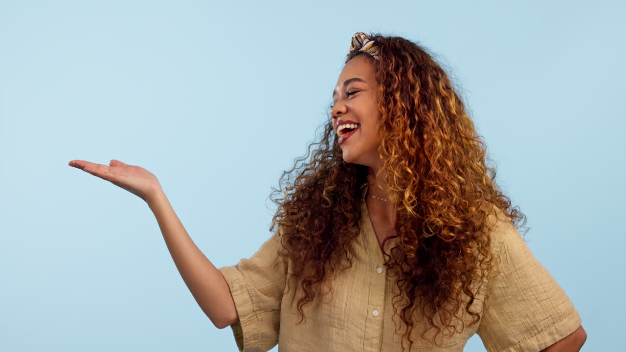 feliz, cara y mujer con la mano sosteniendo el espacio